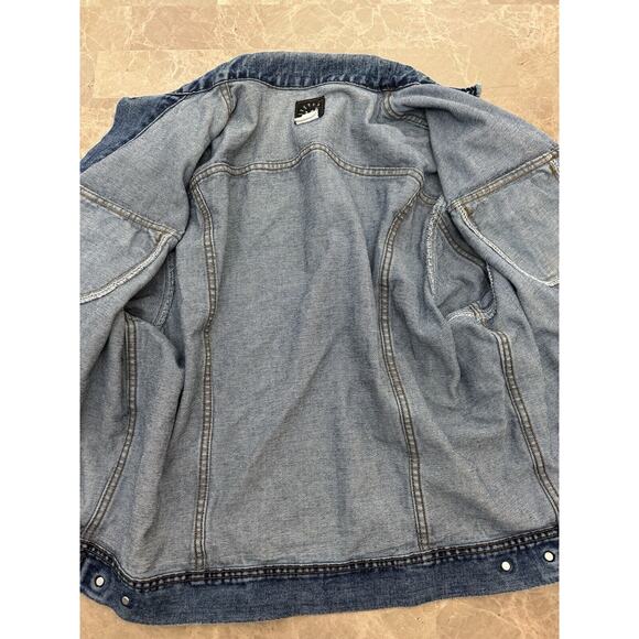 Vintage Lee Jean Jacket Men Size XL Blue Denim Riveted Light Wash USA Grunge - Picture 10 of 13